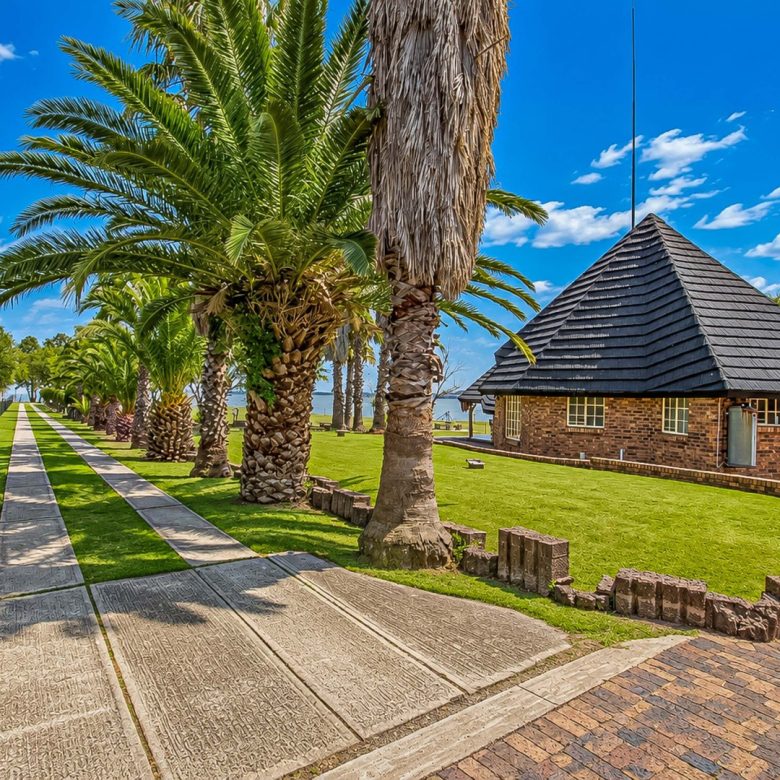 Oranjeville / Vaaldam | Multi-Dwelling Farm Home + Cottage — ~2.82 ha Skier Estate