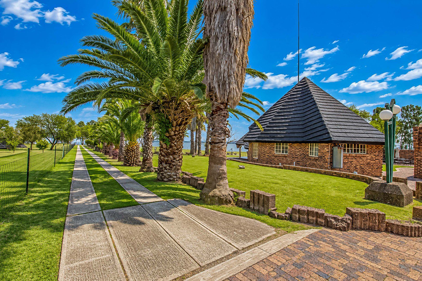 Oranjeville / Vaaldam | Multi-Dwelling Farm Home + Cottage — ~2.82 ha Skier Estate