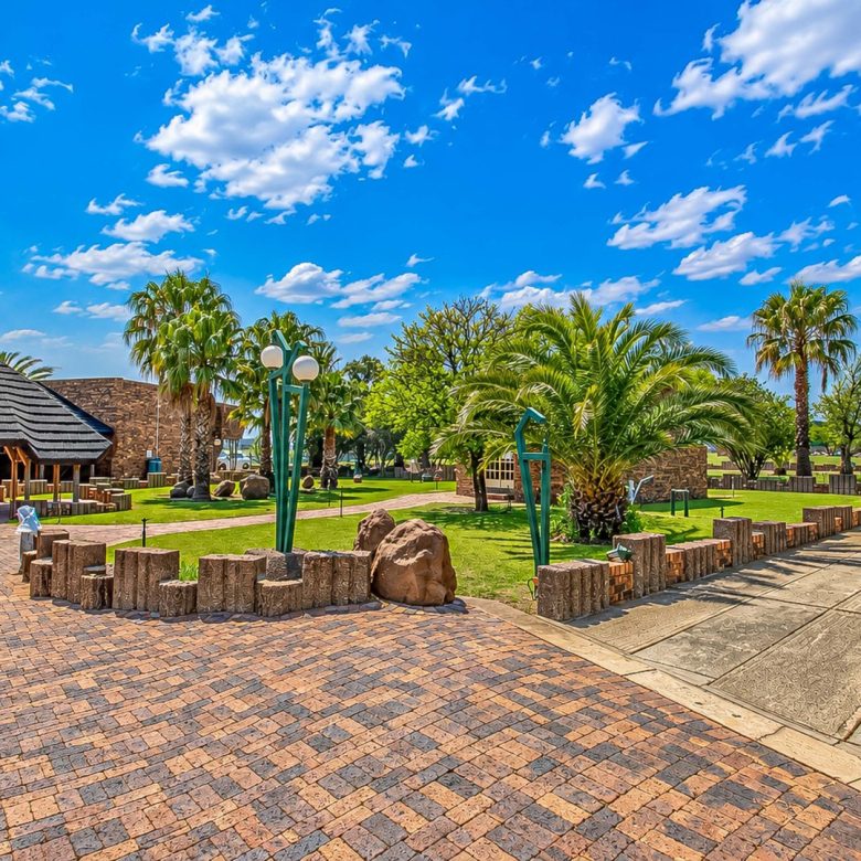 Oranjeville / Vaaldam | Multi-Dwelling Farm Home + Cottage — ~2.82 ha Skier Estate