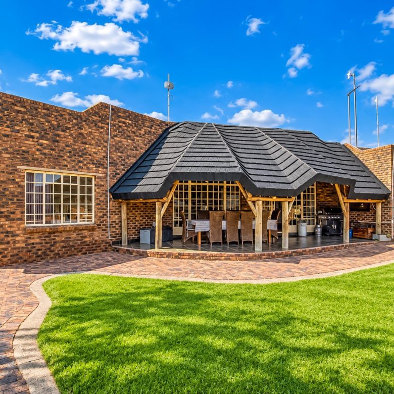 Oranjeville / Vaaldam | Multi-Dwelling Farm Home + Cottage — ~2.82 ha Skier Estate