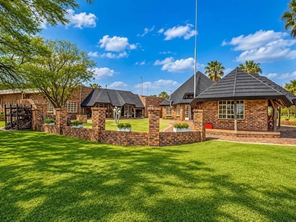 Oranjeville / Vaaldam | Multi-Dwelling Farm Home + Cottage — ~2.82 Ha Skier Estate