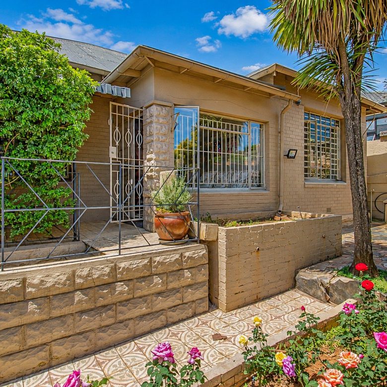 ON AUCTION | Kensington – Neat 3-Bed Family Home with Flatlet