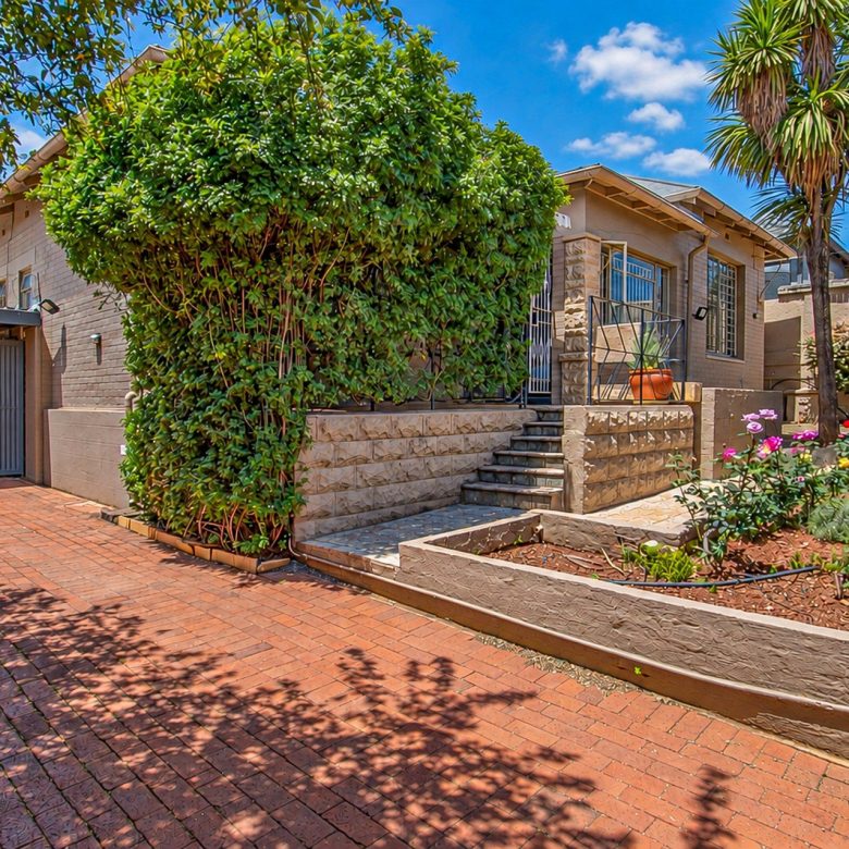 ON AUCTION | Kensington – Neat 3-Bed Family Home with Flatlet