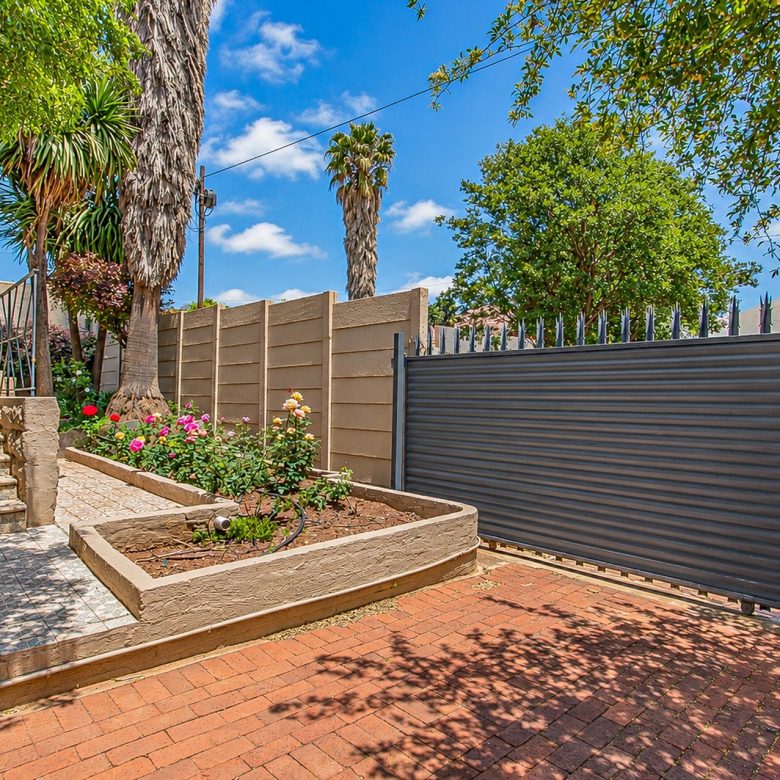 ON AUCTION | Kensington – Neat 3-Bed Family Home with Flatlet