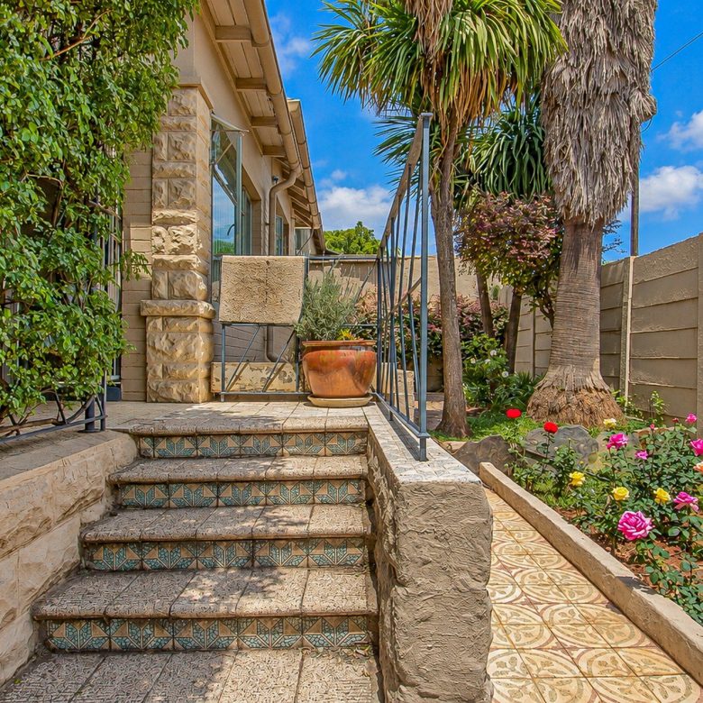 ON AUCTION | Kensington – Neat 3-Bed Family Home with Flatlet