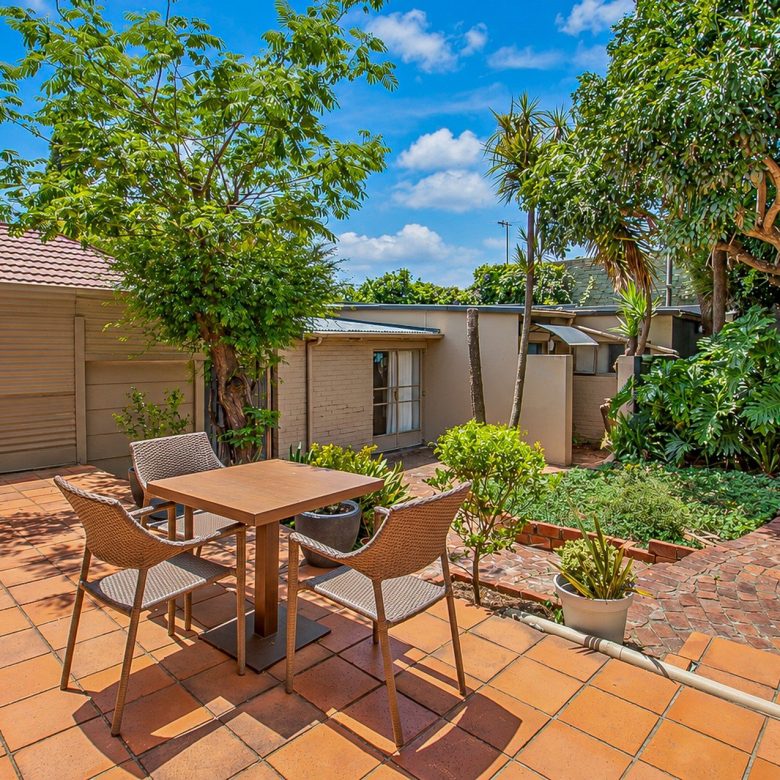 ON AUCTION | Kensington – Neat 3-Bed Family Home with Flatlet