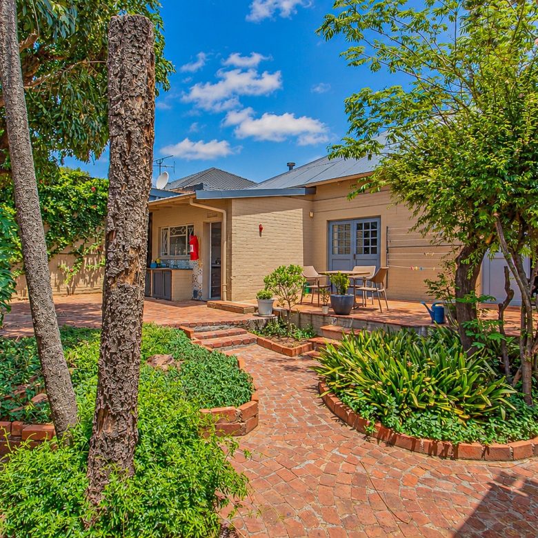 ON AUCTION | Kensington – Neat 3-Bed Family Home with Flatlet