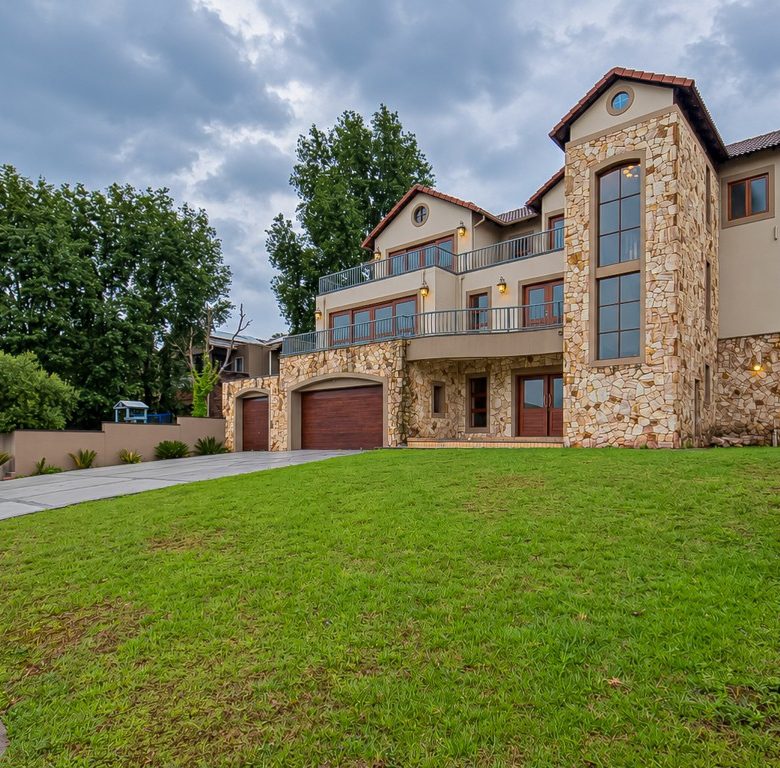 Hartbeespoort | Luxury 5 Bedroom Eco-Estate Home with Panoramic Dam Views