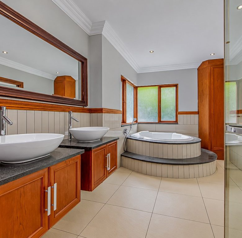 Hartbeespoort | Luxury 5 Bedroom Eco-Estate Home with Panoramic Dam Views