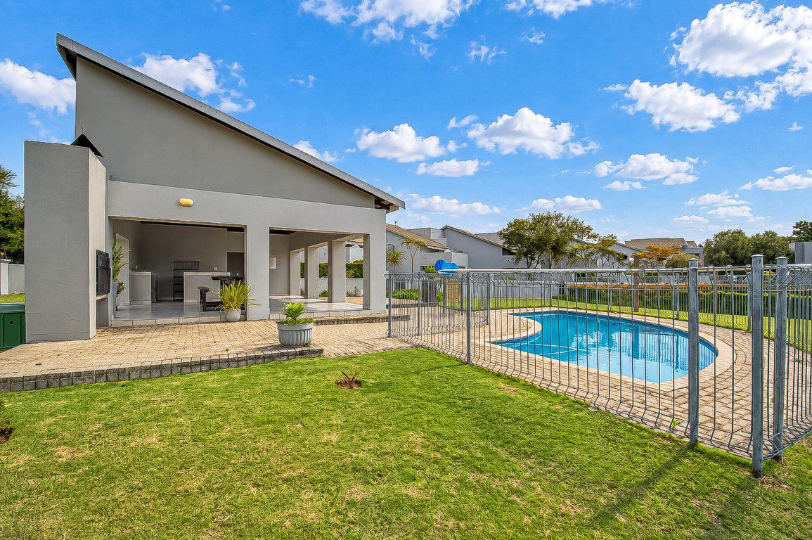 15 Fourways | 2 bedroom garden apartment in Broadacres