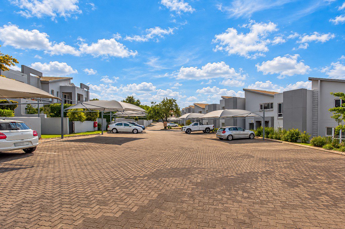 17 Fourways | 2 bedroom garden apartment in Broadacres
