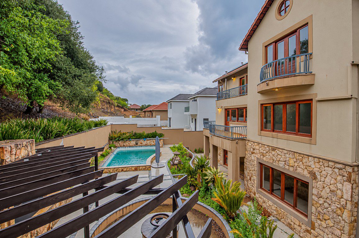 Hartbeespoort | Luxury 5 Bedroom Eco-Estate Home with Panoramic Dam Views