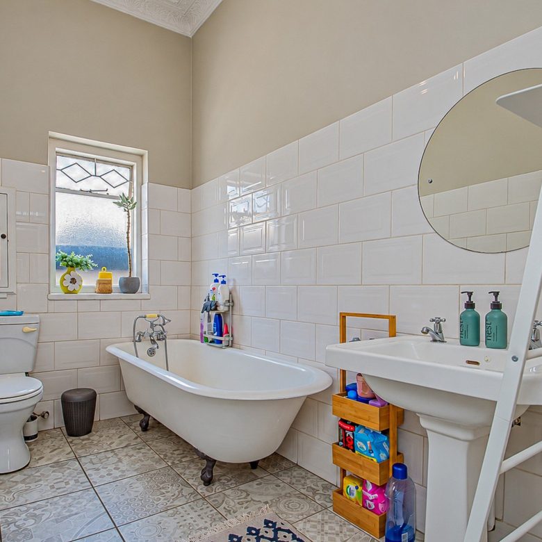 ON AUCTION | Kensington – Neat 3-Bed Family Home with Flatlet