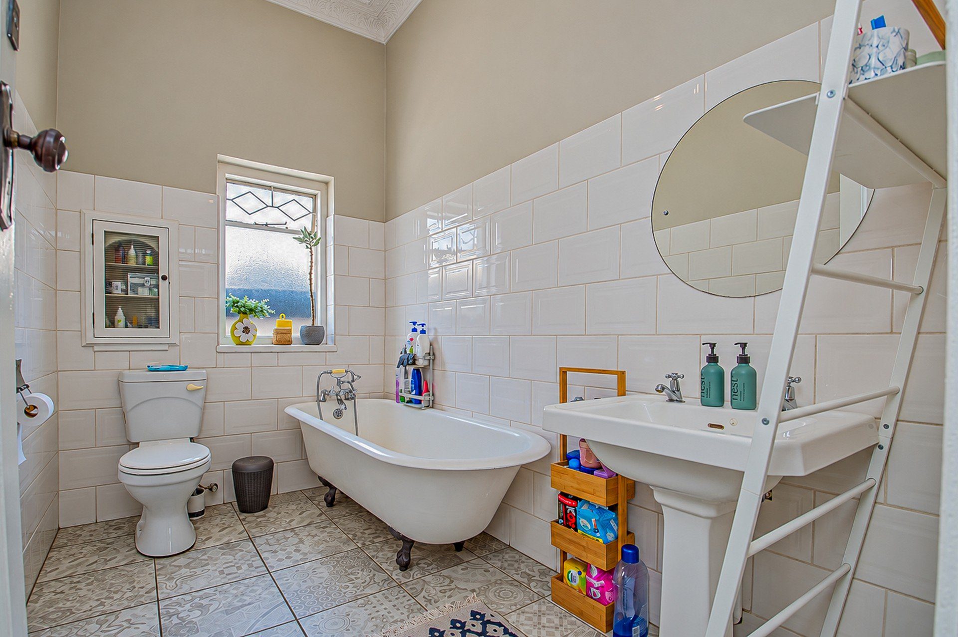 20 ON AUCTION | Kensington – Neat 3-Bed Family Home with Flatlet