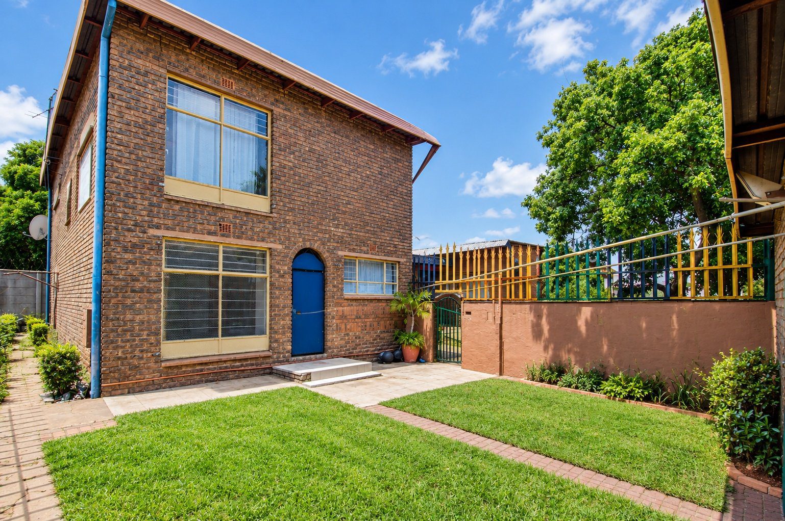 20 ON AUCTION | Florida, Roodepoort – School Campus with 2 Flatlets on ±3 238 m²