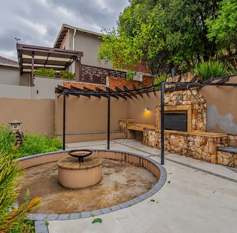 Hartbeespoort | Luxury 5 Bedroom Eco-Estate Home with Panoramic Dam Views