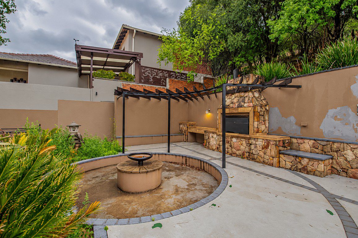 Hartbeespoort | Luxury 5 Bedroom Eco-Estate Home with Panoramic Dam Views