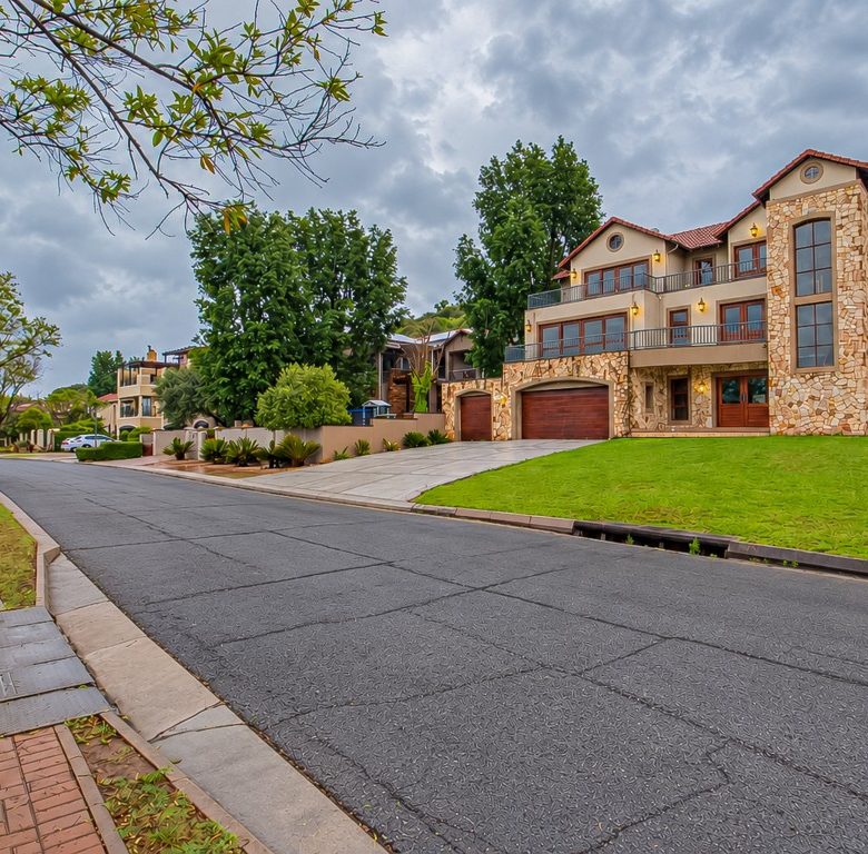 Hartbeespoort | Luxury 5 Bedroom Eco-Estate Home with Panoramic Dam Views