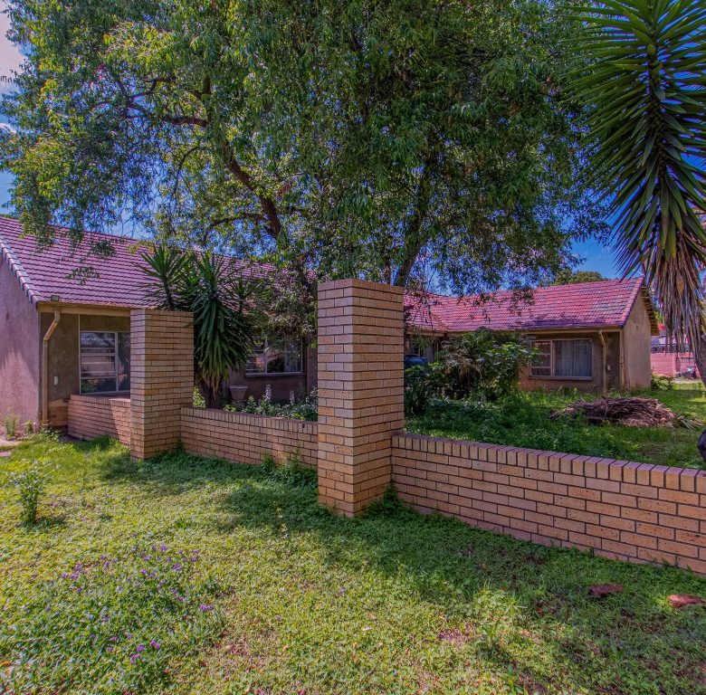 Rynfield, Benoni | Full Title 8-Bedroom Home