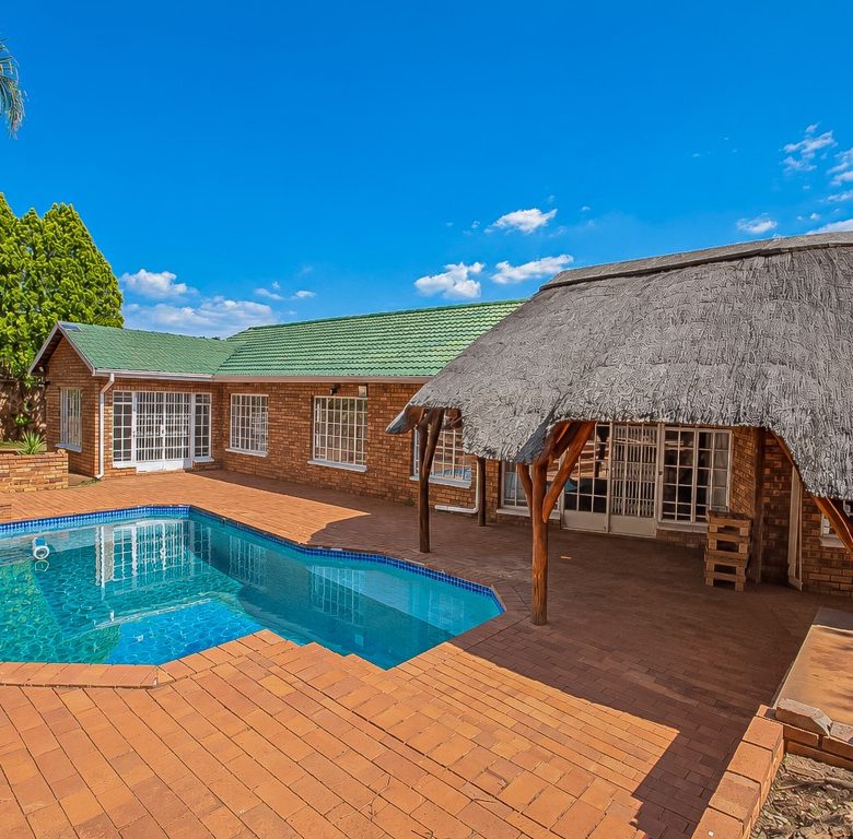 Mulbarton | Elevated face-brick family home