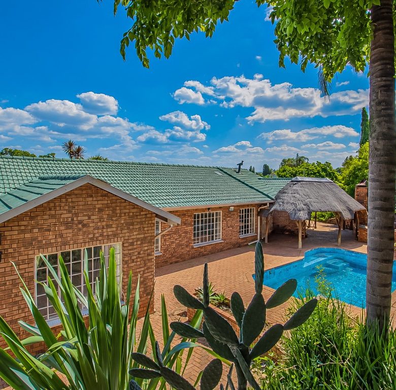 Mulbarton | Elevated face-brick family home