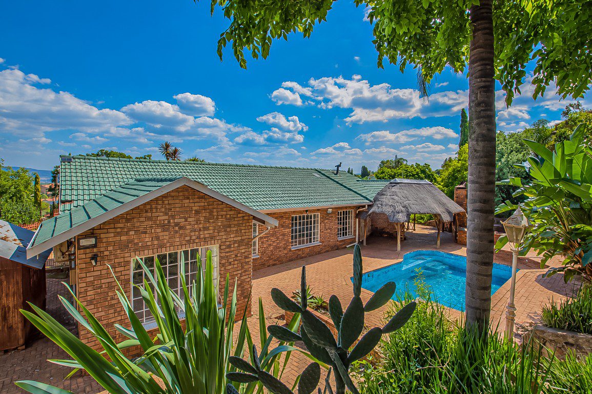 DSC-15 Mulbarton | Elevated face-brick family home