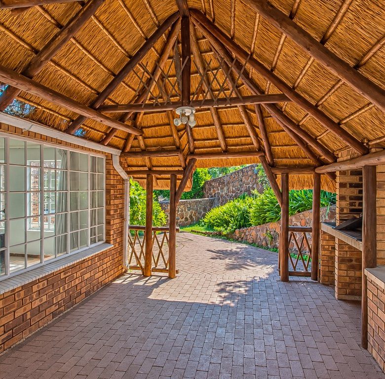 Mulbarton | Elevated face-brick family home