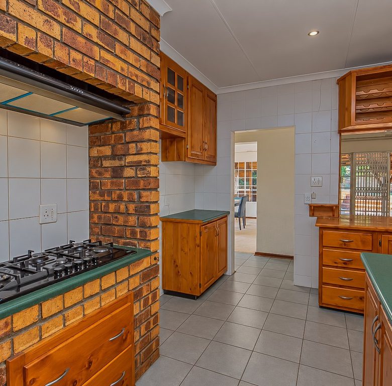 Mulbarton | Elevated face-brick family home