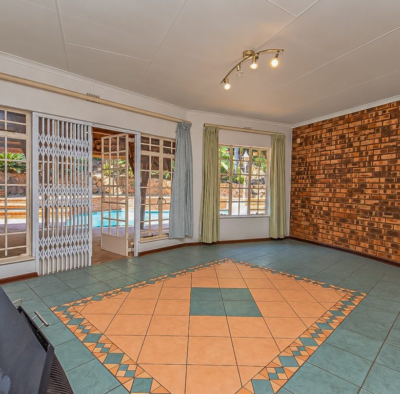 Mulbarton | Elevated face-brick family home