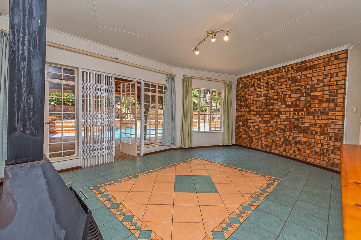 DSC-38 Mulbarton | Elevated face-brick family home