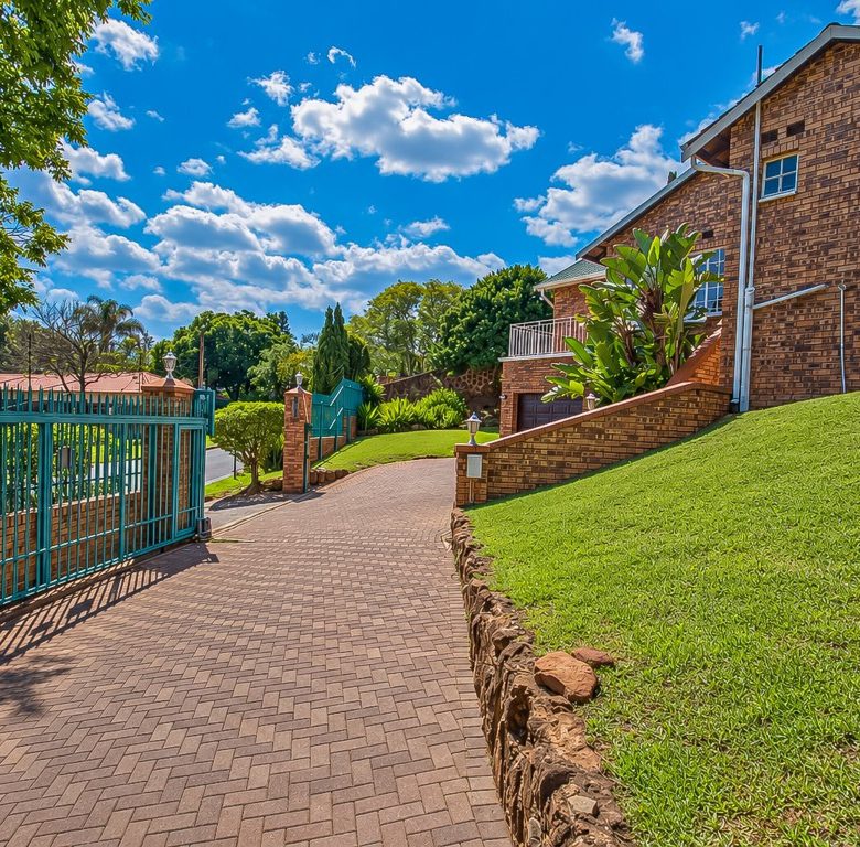 Mulbarton | Elevated face-brick family home