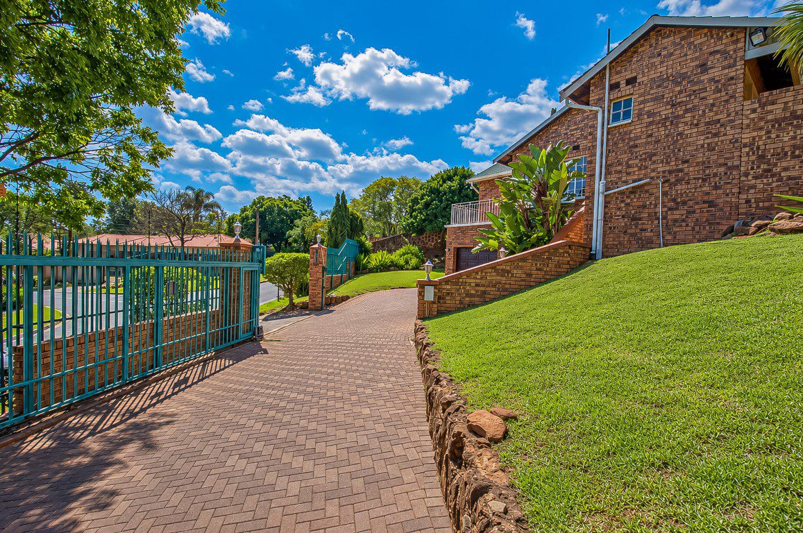 DSC-4 Mulbarton | Elevated face-brick family home
