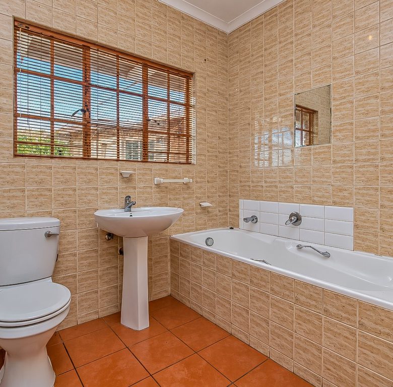 Mulbarton | Elevated face-brick family home