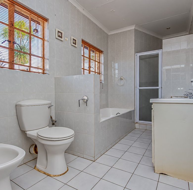 Mulbarton | Elevated face-brick family home