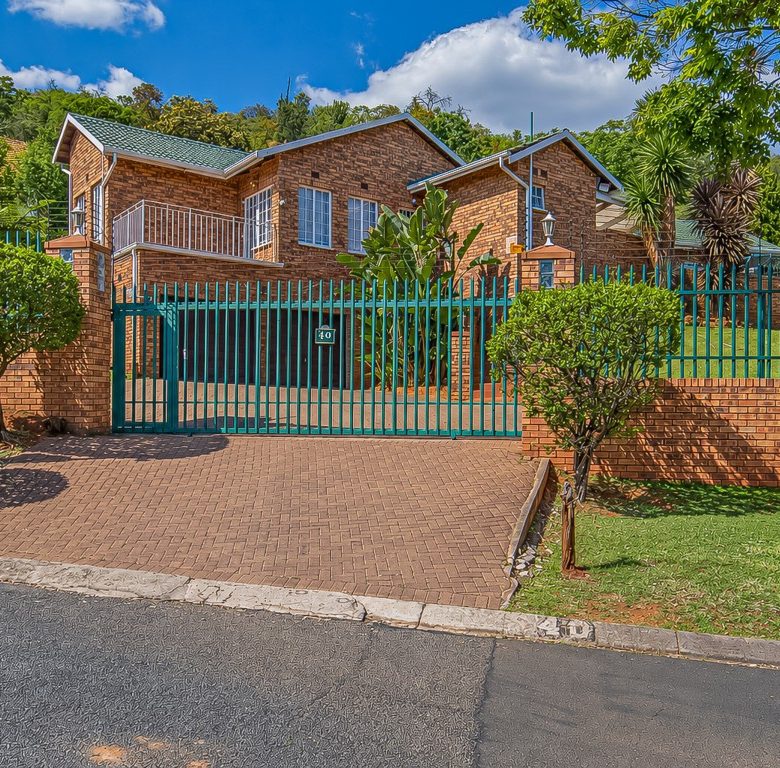 Mulbarton | Elevated face-brick family home