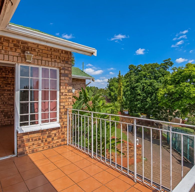 Mulbarton | Elevated face-brick family home