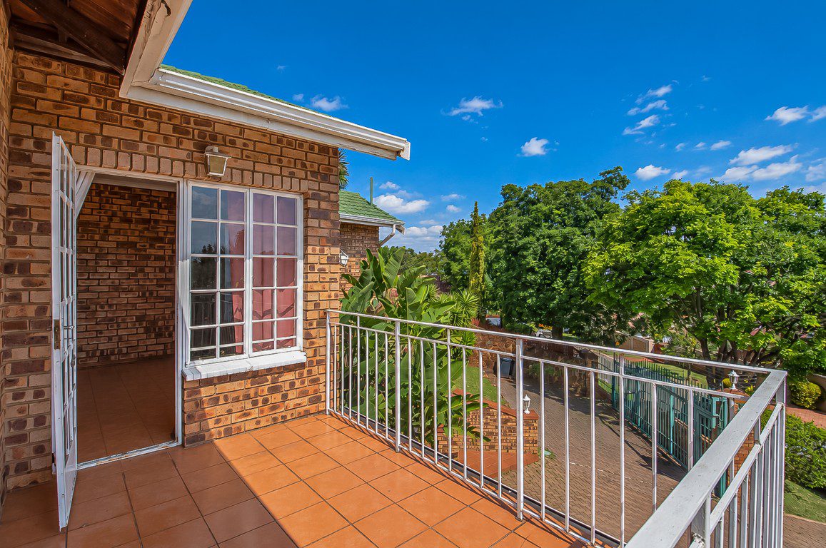 DSC-8 Mulbarton | Elevated face-brick family home