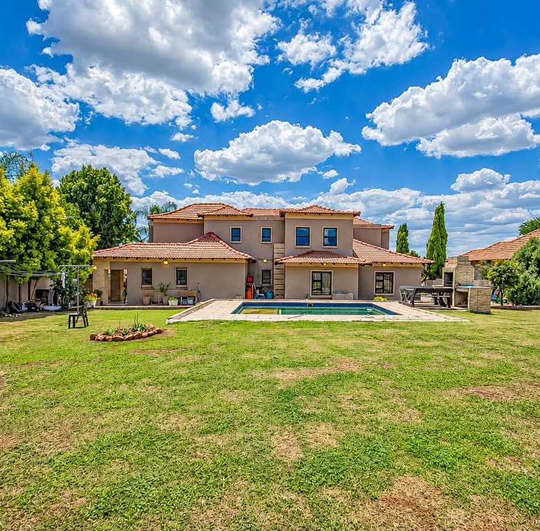Savannah Country Estate, Pretoria | 6-Bedroom Estate Home with Pool