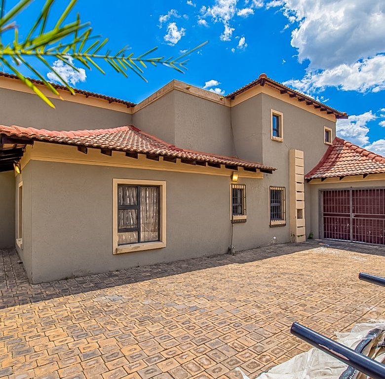 Savannah Country Estate, Pretoria | 6-Bedroom Estate Home with Pool