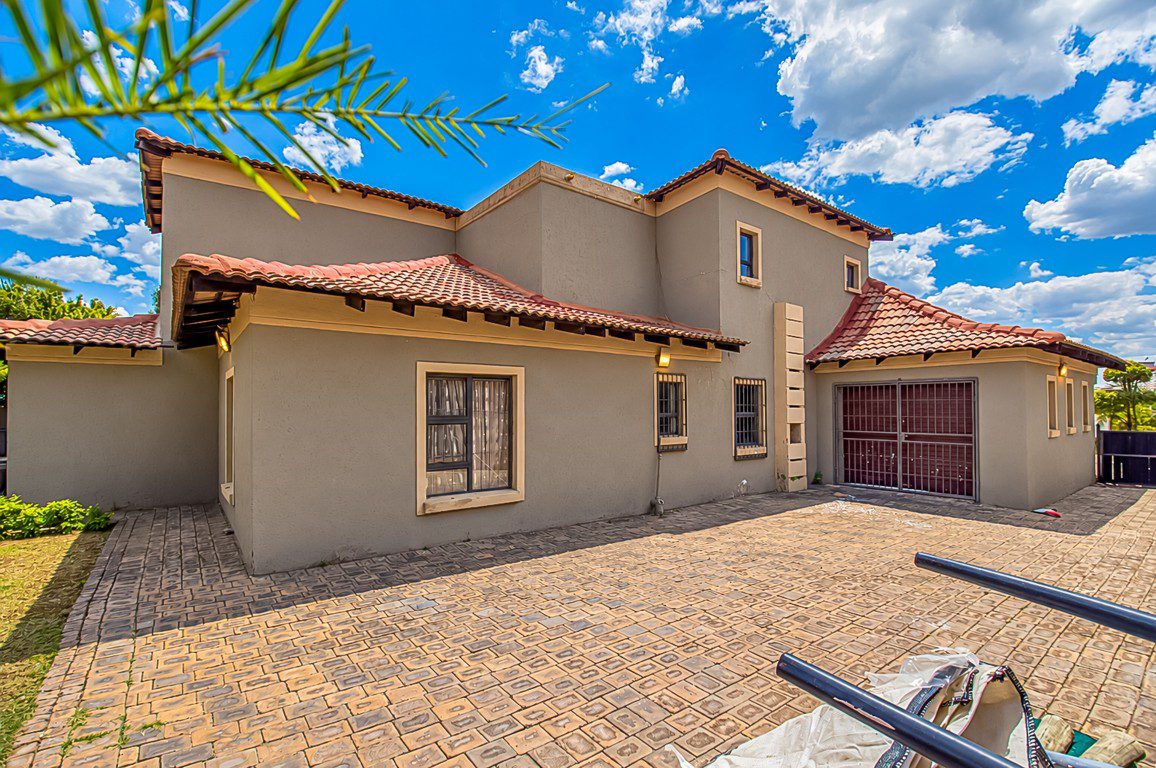 Savannah Country Estate, Pretoria | 6-Bedroom Estate Home with Pool