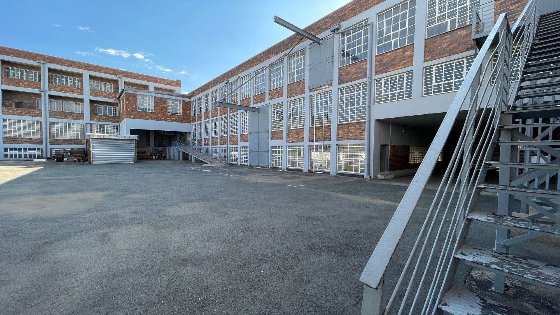 New Centre – Warehouse + Offices 6 600m2 under roof