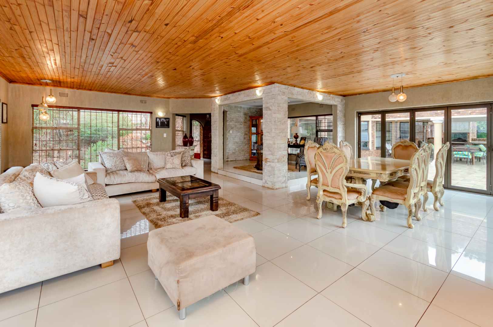1 Glenvista – Home with Breathtaking Views and Two Flatlets