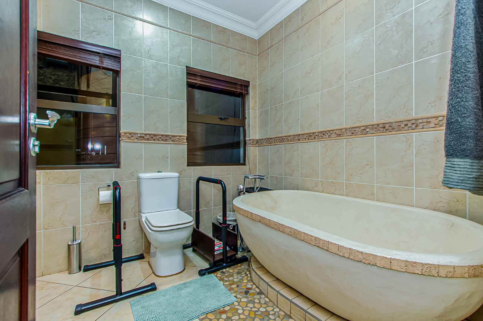 Luxury Auction in Bassonia Estate – A Rare Opportunity
