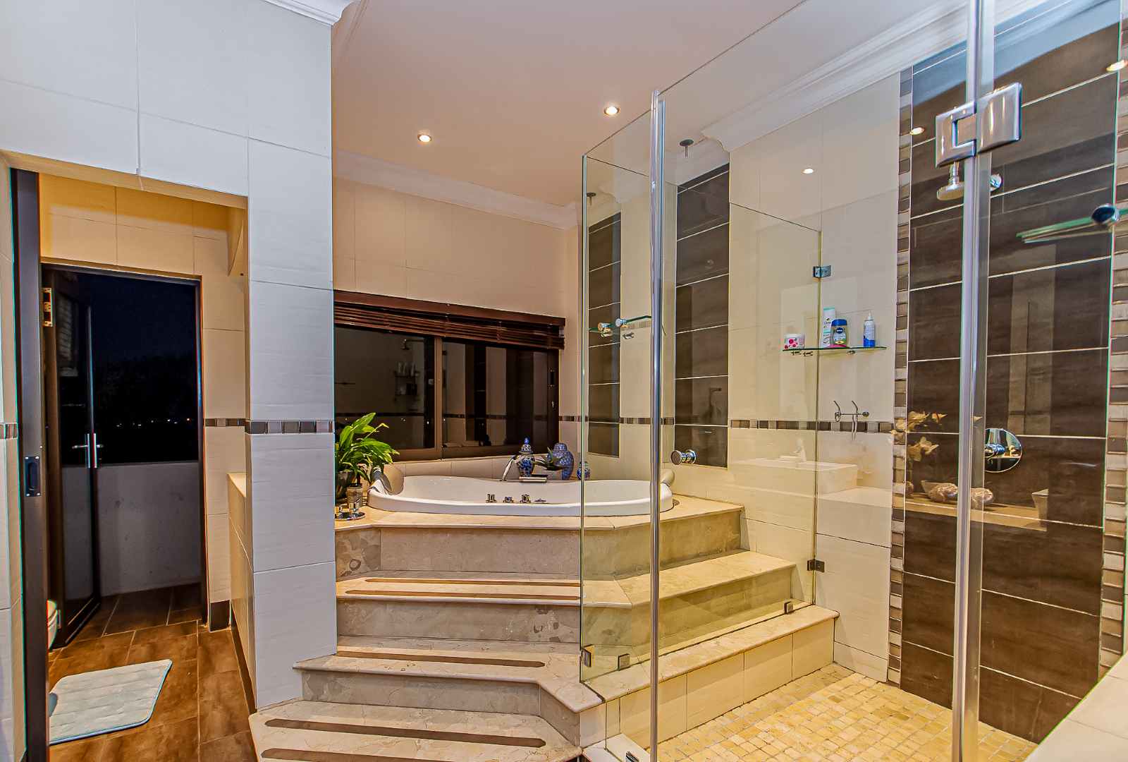 Luxury Auction in Bassonia Estate – A Rare Opportunity