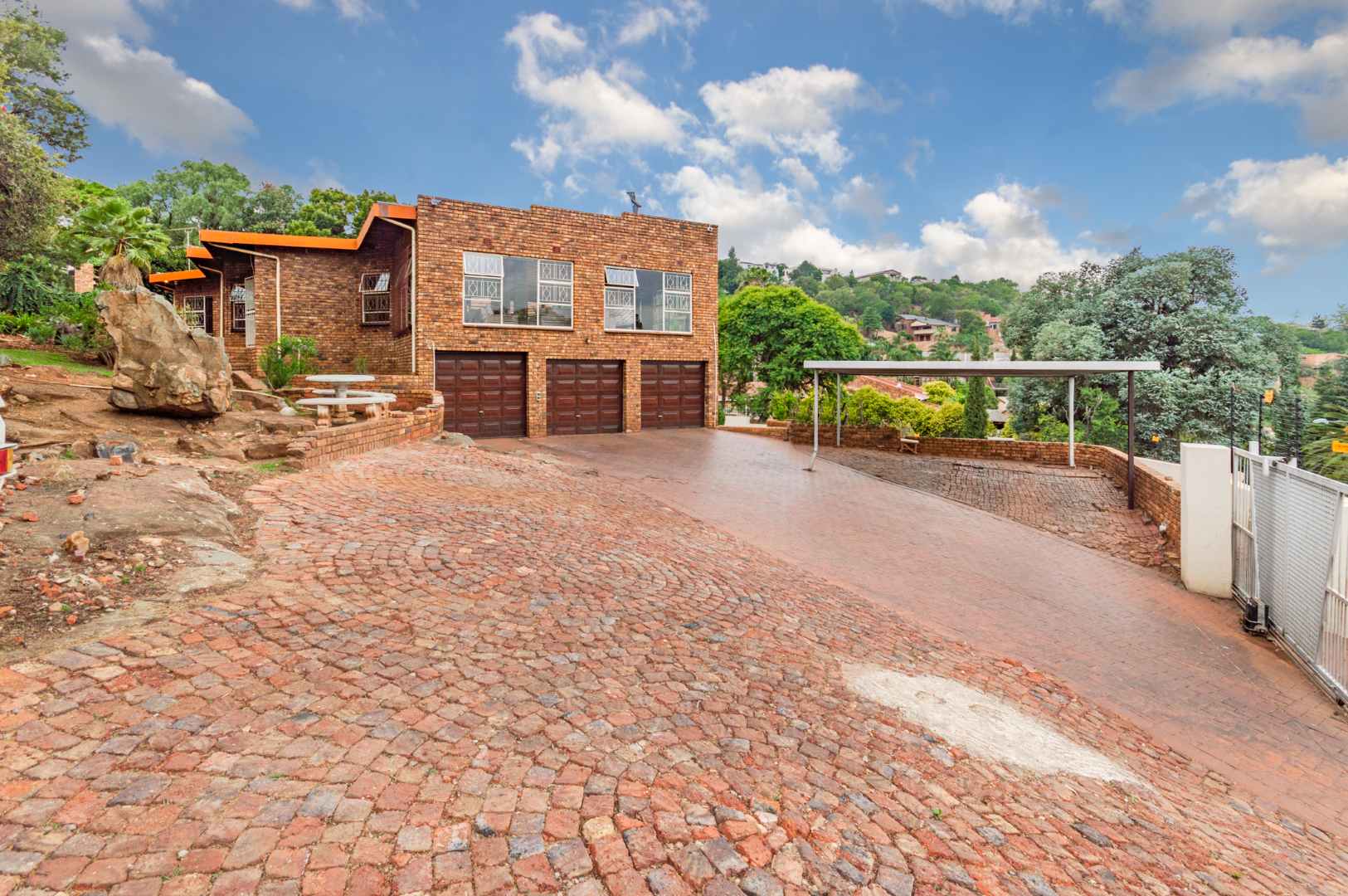 8 Glenvista – Home with Breathtaking Views and Two Flatlets