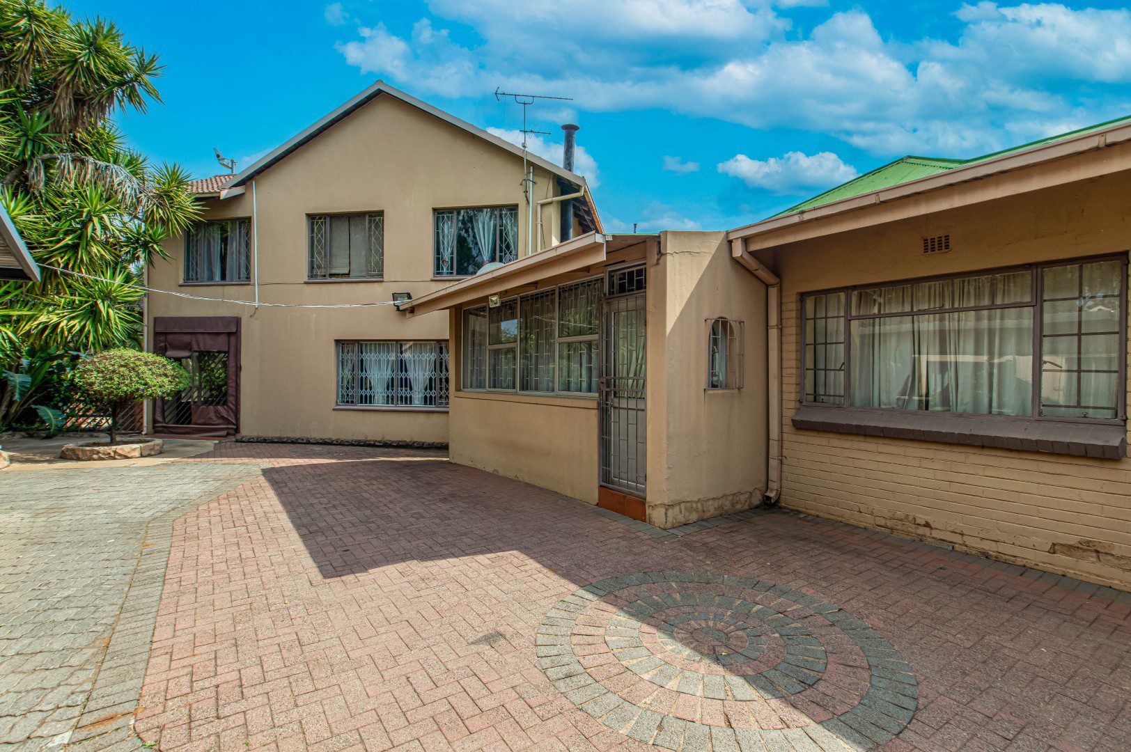 4 Towerby – 3 Stunning Houses on 1 Stand + Business Rights!